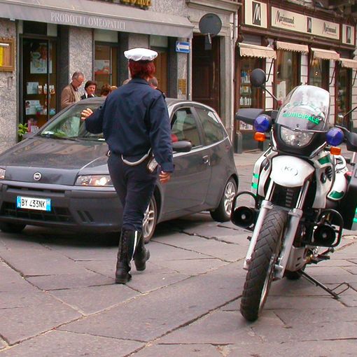 Ad Asti sequestrata merce abusiva e Daspo per 5 persone