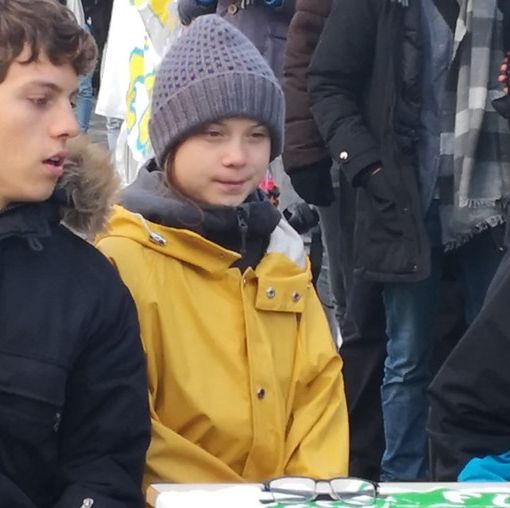 Greta a Torino, attorniata dai ragazzi dei Fridays fof future