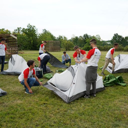 I ragazzi alla presa con la preparazione del campo