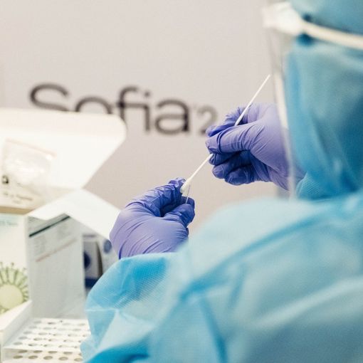 Infermiera con tampone covid tra le mani