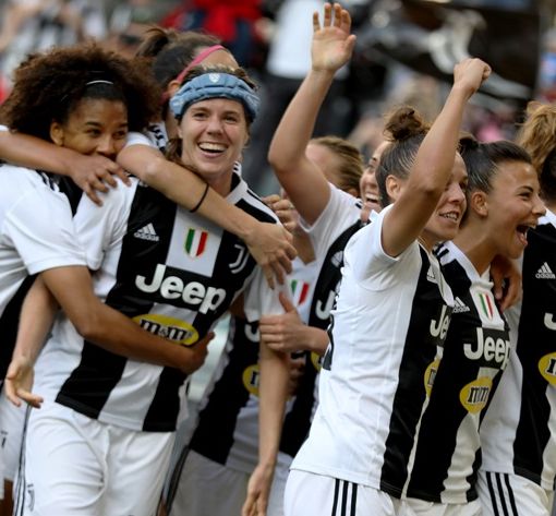 Le atlete bianconere in festa dopo lo scudetto
