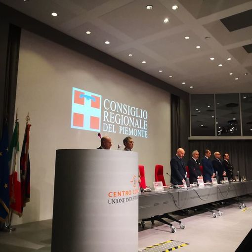 Il minuto di silenzio in apertura di Consiglio regionale