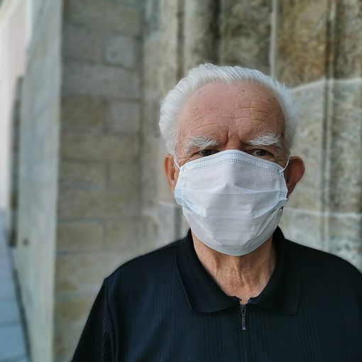 uomo anziano con la mascherina