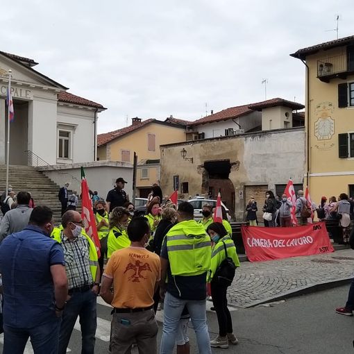 Un immagine della manifestazione sindacale della scorsa settimana di fronte al Municipio di Villanova d'Asti