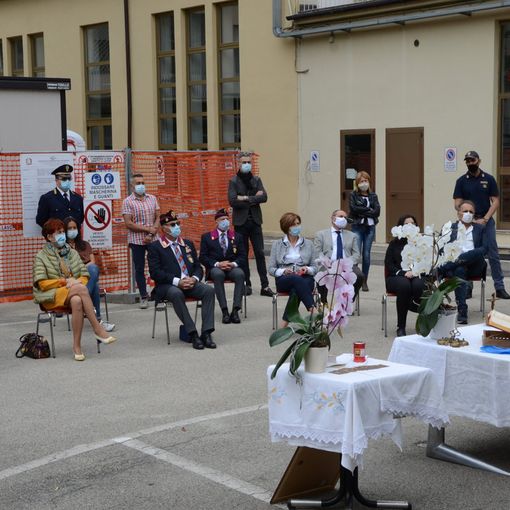 Celebrata la messa nel cortile della questura di Asti