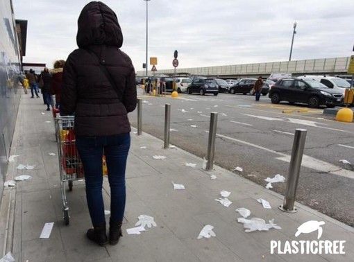 La fotografia, pubblicata anche sulle pagine social dell'associazione Plastic Free, che documenta l'incuria del parcheggio antistante un centro commerciale di Asti