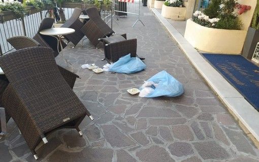 Piccola &quot;ribellione&quot; negli alberghi in quarantena ad Alassio: pasti lanciati fuori dalla porta
