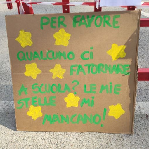 bambino che scrive sul quaderno