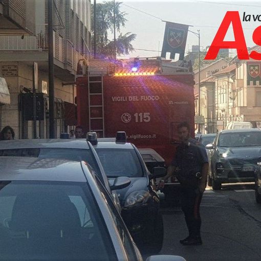 Intervento dei vigili del fuoco per denso fumo nel vano scala di un condominio di corso Alessandria