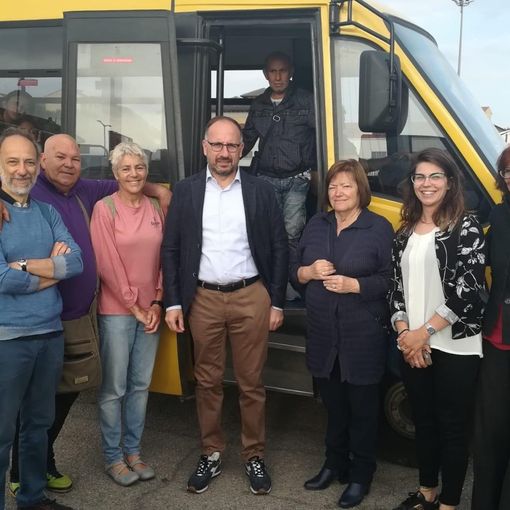 Sindaco e assessori all’arrivo dello scuolabus, con i volontari del Piedibus