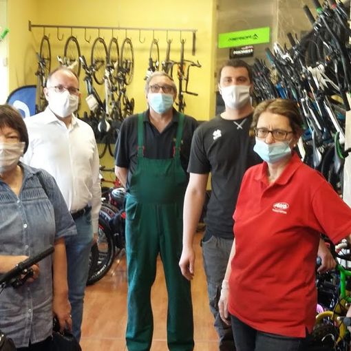 Nuova vita per una trentina di bici, rimesse a nuovo per regalarle ai ragazzi in difficoltà