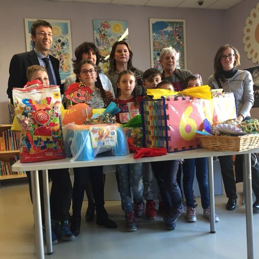 Il Commissario Asl Messori Ioli con insegnati e bimbi della Primaria di Isola