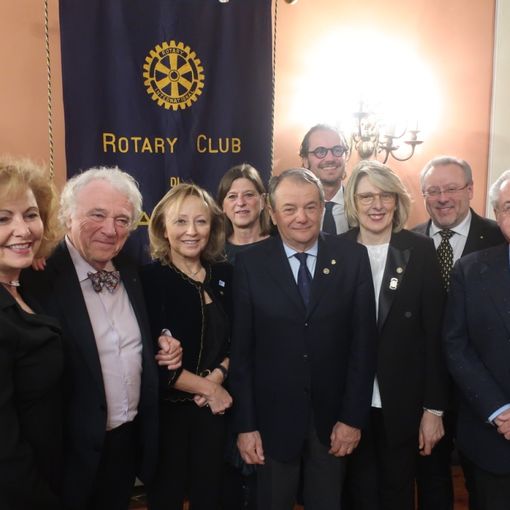 Gli insigniti della “PHF” dell’A.R. 2018-19 con i dirigenti distrettuali e la presidente del Club astigiano Paola Mogliotti