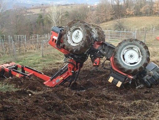 Il trattore rovesciato nel podere dell'Agriturismo Bric dei Galli di Cessole