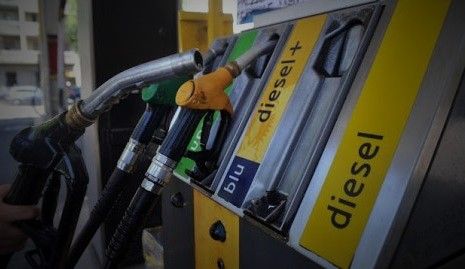 Carburanti: l’incontro governo-sindacati scongiura lo sciopero, ma la situazione rimane tesa