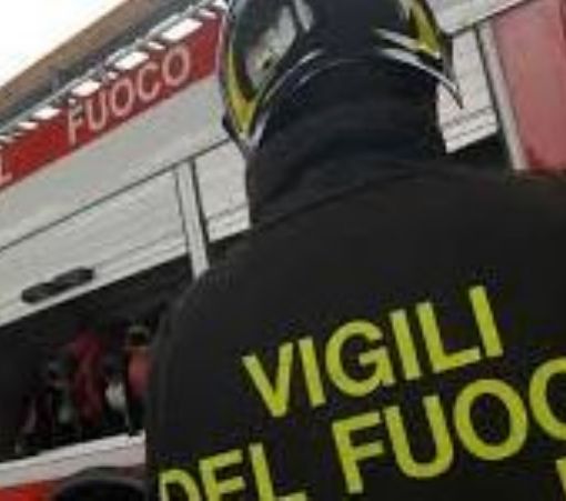 Intervento dei vigili del fuoco per un trattore in fiamme in un’autorimessa di corso Alba