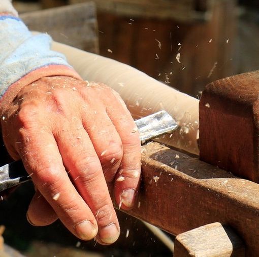 Artigiano con scalpello al lavoro