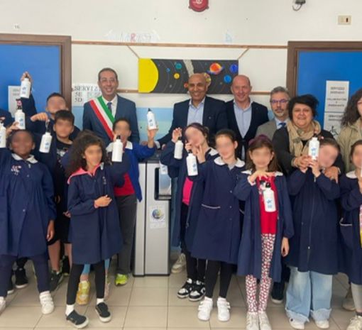 Un momento dell’inaugurazione con autorità e alunni