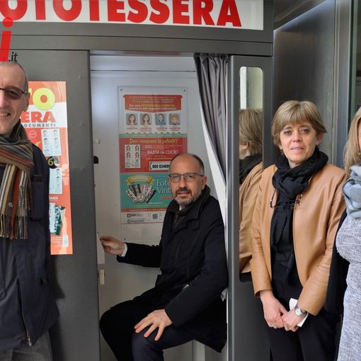 Inaugurata la nuova cabina per le foto tessera all'Anagrafe di Asti