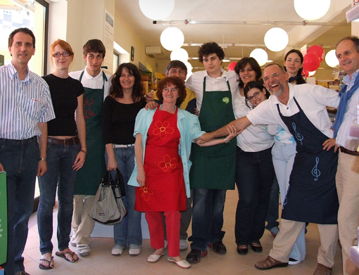 In foto l'inaugurazione del punto vendita in piazza Porta Torino il 14 giugno 2008 con Mary al centro.