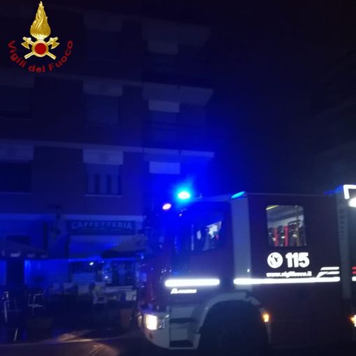Si incendiano due pali della luce a Costigliole d'Asti. Parte del paese a lungo senza corrente