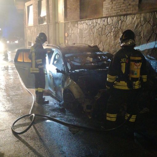 Ancora incendi auto e cassonetti nella notte ad Asti