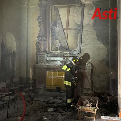 Immagine d'archivio dell'interno della chiesa intitolata ai Santi Elena ed Eusebio