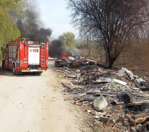 Continuano gli incendi rifiuti in via Guerra. I vigili del fuoco di Asti impegnati oggi per oltre due ore