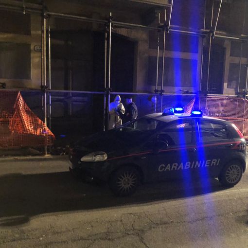 Incendio in edificio di via Arò. All'interno un cadavere carbonizzato [VIDEO]