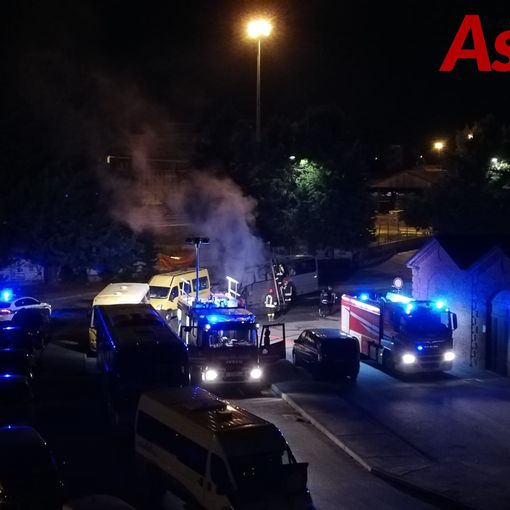 Ancora una notte di fuoco ad Asti. Incendiati un autobus e uno scuolabus in via Goito [FOTO E VIDEO]