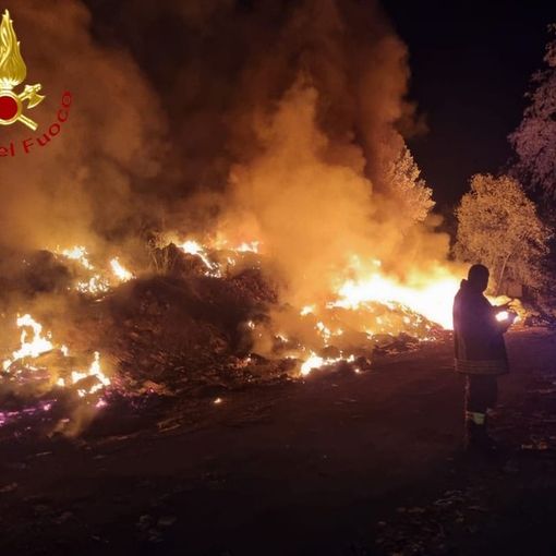 Un'immagine dei frequenti roghi di via Guerra