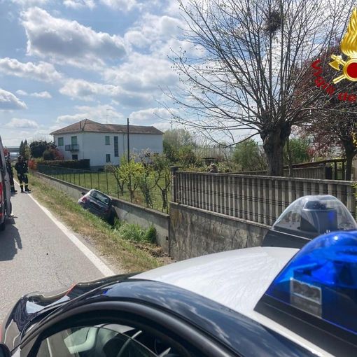 Esce di strada con la sua auto a San Marzanotto e finisce in una cunetta