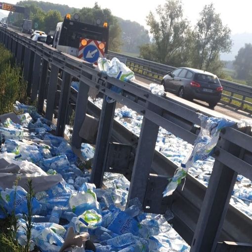 Code e rallentamenti sulla A33 per un bilico che ha perso l'intero carico di acqua che trasportava