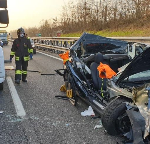 Incidente stradale in autostrada. Interviene elisoccorso e vigili del fuoco per estrarre gli occupanti