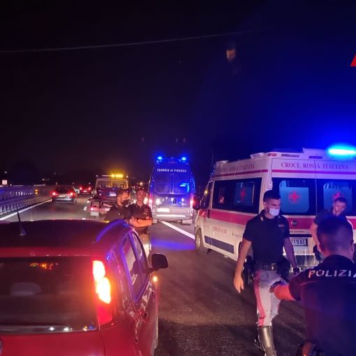Causa incidente e fugge. La polizia stradale alla ricerca di un furgone