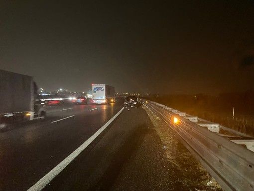 Incidente sull'autostrada, all'uscita Asti Ovest: persona perde il controllo dell'auto e va a sbattere contro lo spartitraffico