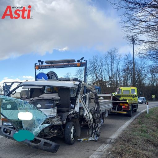 Frontale a Baldichieri tra due mezzi manutenzione strade. Tre feriti