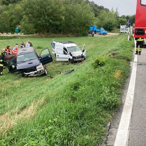 Frontale a Calliano tra auto e furgone. I vigili del fuoco hanno dovuto estrarre dal mezzo uno dei due conducenti