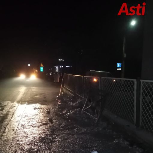 Incidente stradale a Castell'Alfero, auto si schianta contro un palo della luce