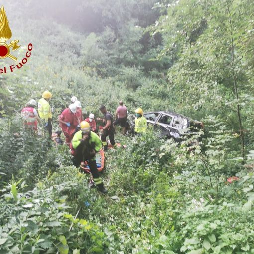 Autovettura con tre persone precipita in ripida scarpata a Cisterna d'Asti