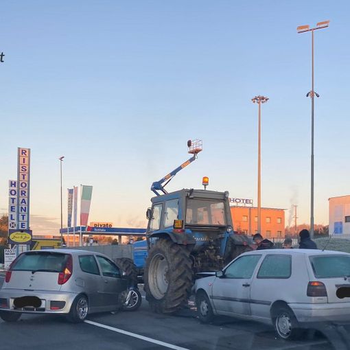 Lunghe code in corso Alessandria per un incidente. Coinvolte due auto e un trattore