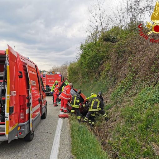 Auto fuori strada, ferita una donna, sul posto elisoccorso