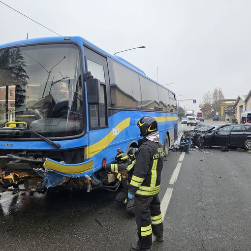 Frontale nel primo pomeriggio tra Portacomaro Stazione e Castell'Alfero. Scontro tra Bmw e autobus di linea
