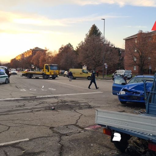Incidente tra via Torchio e via Cecchin, frontale tra auto e apecar
