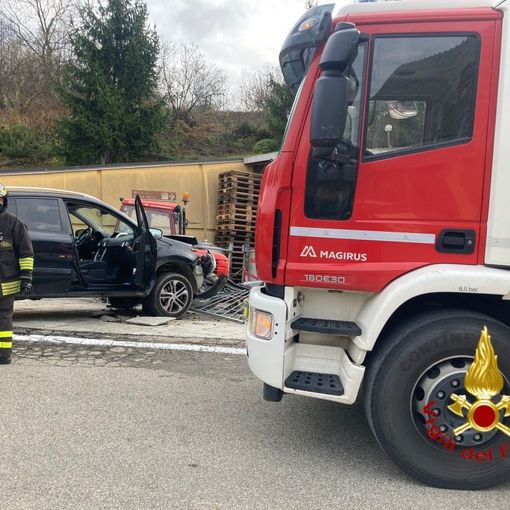Esce di strada e prende in pieno una cancellata a Vigliano. I vigili del fuoco lo estraggono dall'auto