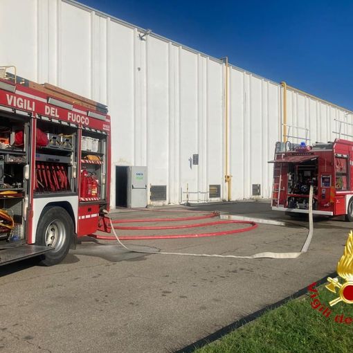 Principio di incendio alla Alplast di Tigliole. Al lavoro i vigili del fuoco