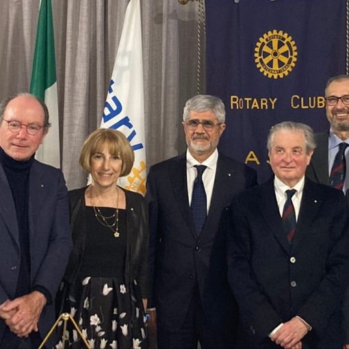 I sei nuovi soci del Rotary astigiano con il presidente del club, Luigi Florio e l’assistente del governatore,