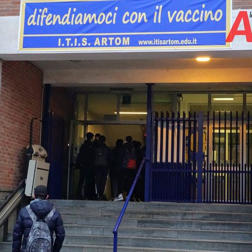 L'istituto Artom di Asti, propone i convegni in pillole. La scuola sensibilizza a vaccinarsi