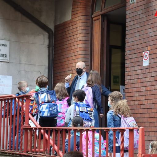Nella foto, scattata la mattina del 14 settembre, il rientro delle classi alla Dante per l'inizio del nuovo anno scolastico Nella foto, scattata la mattina del 14 settembre, il rientro delle classi alla Dante per l'inizio del nuovo anno scolastico