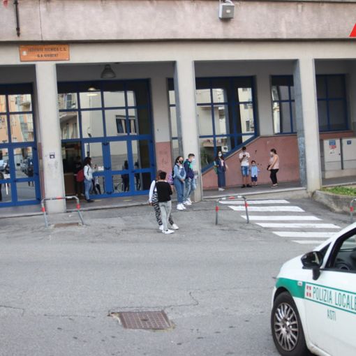Polizia Municipale di fronte all'ingresso del Giobert